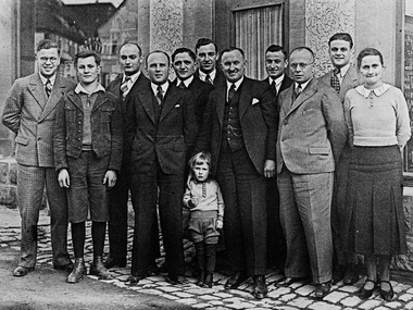 Adolf Häfele e equipe em frente à loja de ferragens Häfele em Nagold
